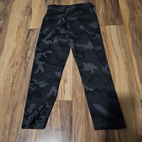 Zyia Forest Camo Luxe Hi-Rise Capri 20" size 2 - Picture 3 of 4